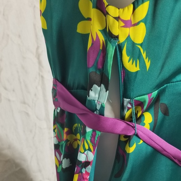 H&M V-Neck Flower Dress - Picture 5 of 8